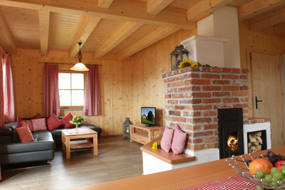 Tom´s Hütte Wohnbereich mit Holzofen